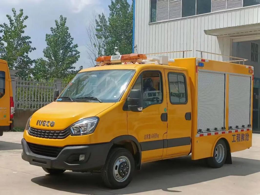 工程救险车.依维柯双排座多功能救险车,主要应用于城市防汛,农